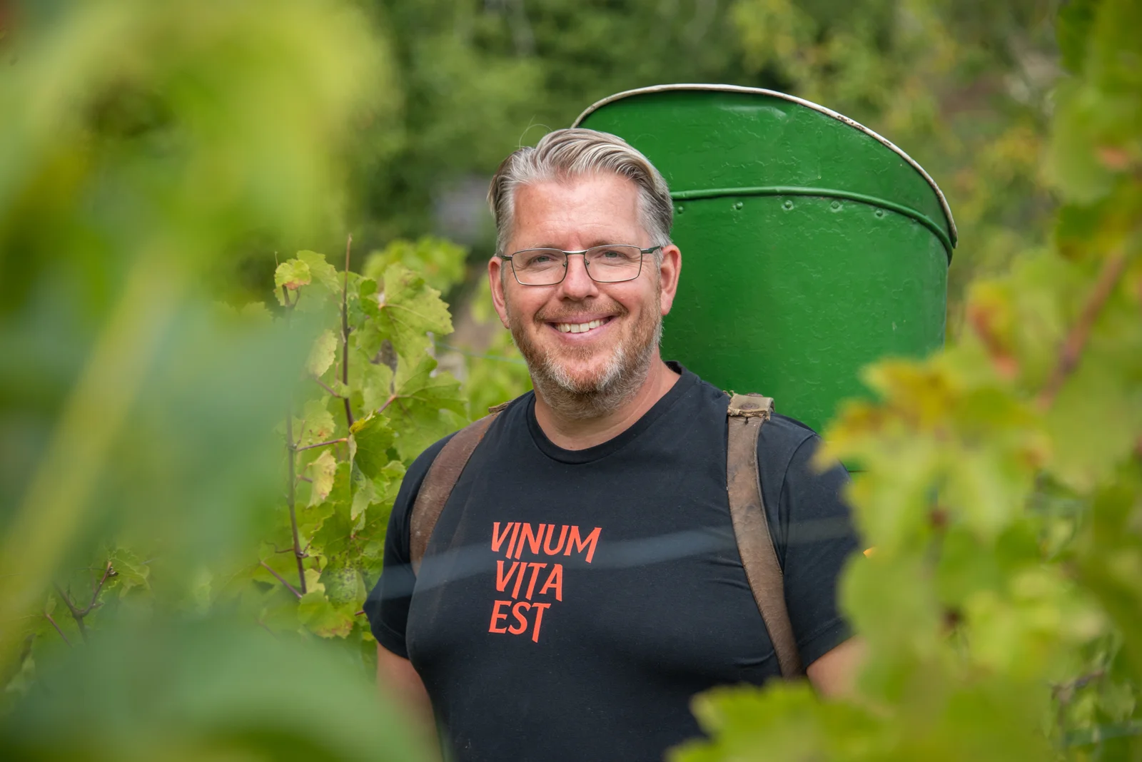 Benjamin Gillert bei der Weinlese mit einem Lesekorb