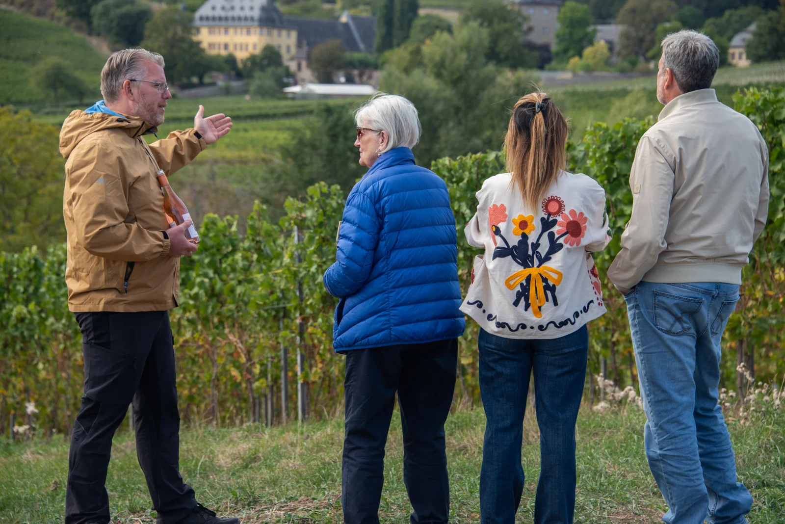 Benjamin Gillert erklärt Gästen die Weinlandschaft im Rheingau